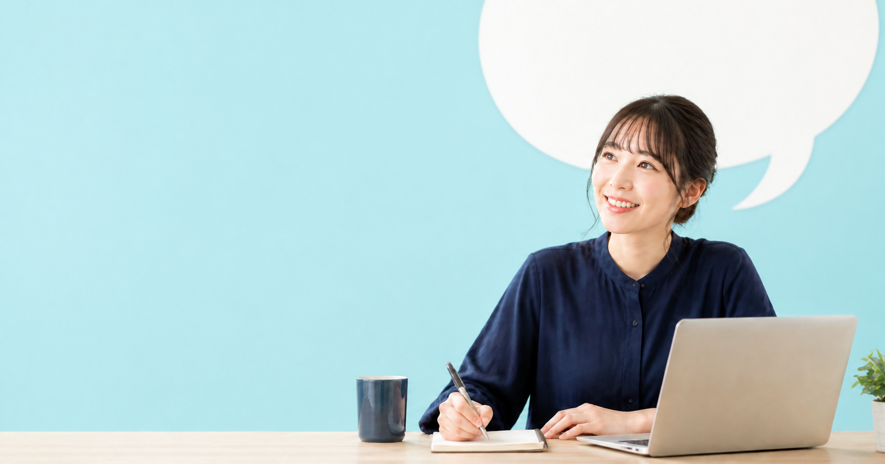 ノートに書き込みながら英語を学ぶ女性