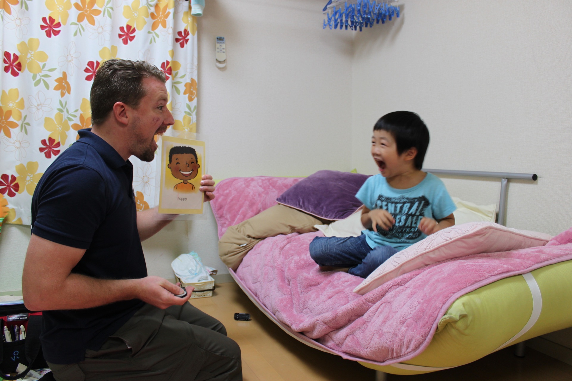 Tonyが自宅で子どもと英語カードを使って楽しくレッスンをする様子