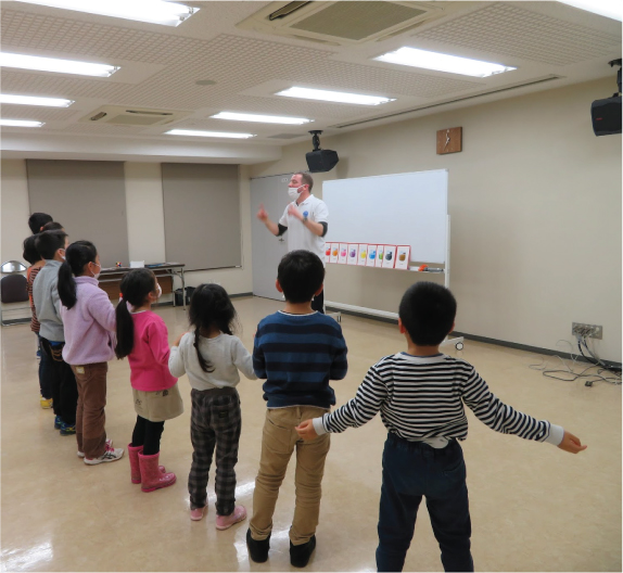 Tonyが子どもたちと一緒に英語アクティビティを楽しむレッスン